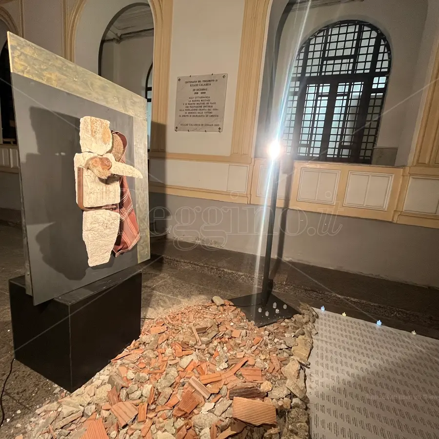 Reggio, la galleria di palazzo San Giorgio si fa capanna: per ogni bambino ucciso, accesa “una candela nell'oscurità\"