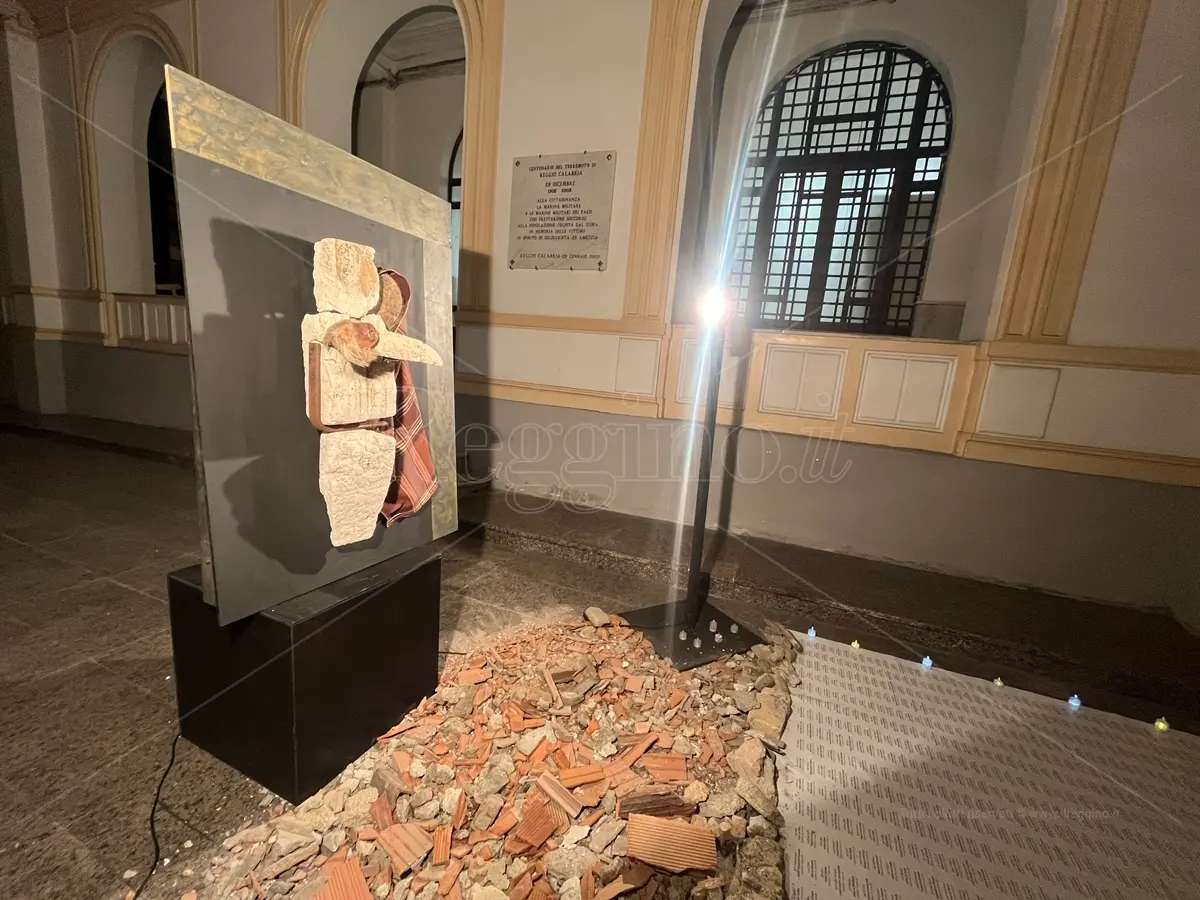 Reggio, la galleria di palazzo San Giorgio si fa capanna: per ogni bambino ucciso, accesa “una candela nell'oscurità\"