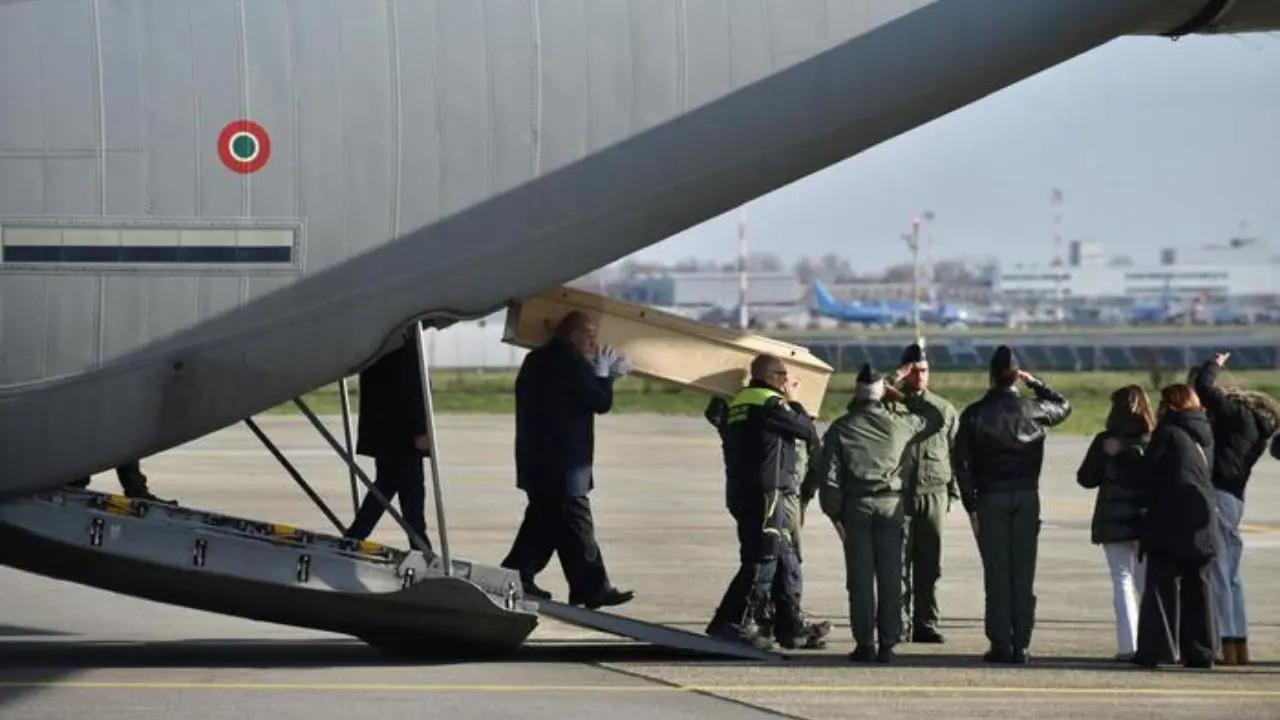 L\\'arrivo delle vittime italiane della strage di Crans-Montana a LInate