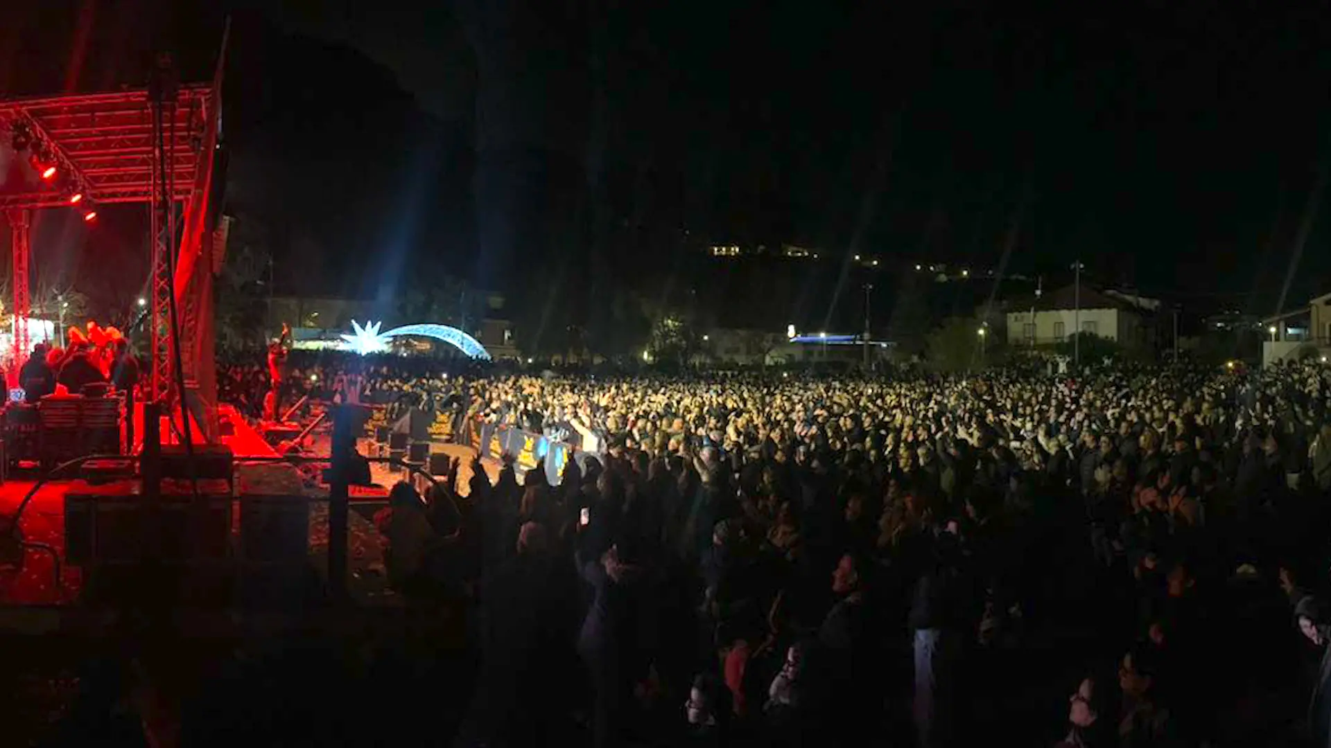 <p>Piazza della Resistenza, ieri sera, durante lo spettacolo</p>\\n