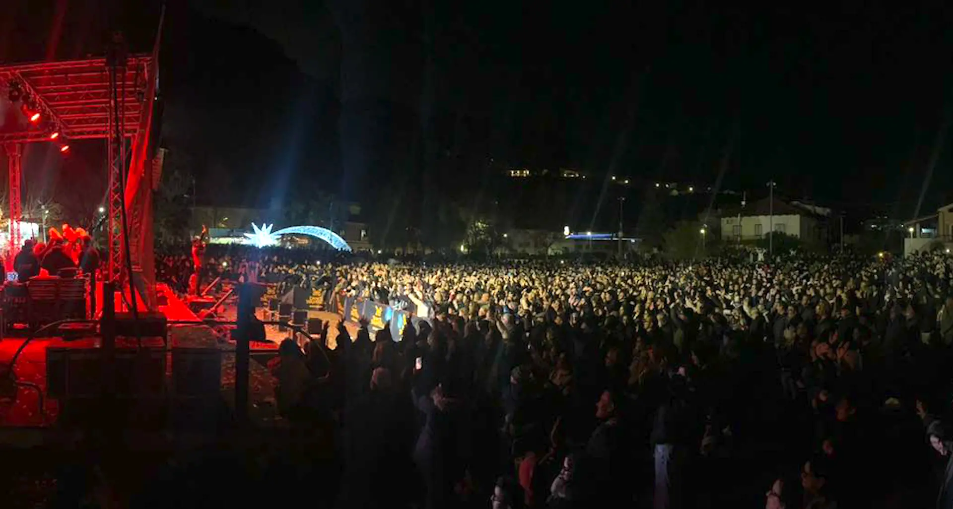 Praia a Mare fa vibrare la Riviera dei Cedri: successo travolgente per lo spettacolo “Dance Tarantella”\n