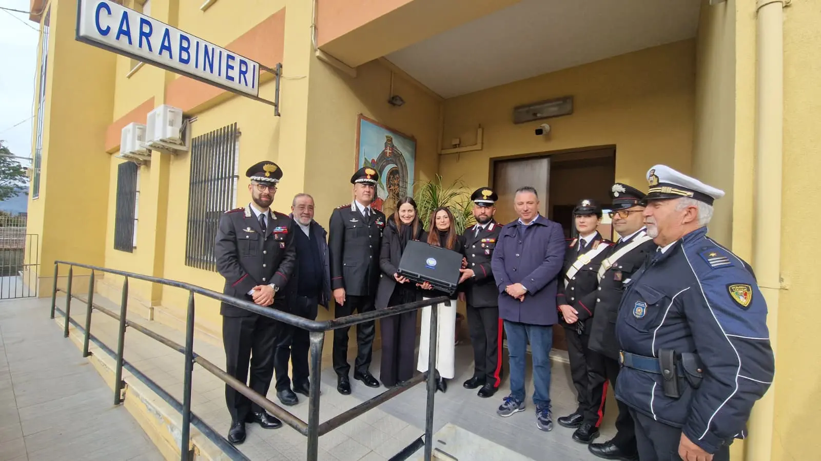Squillace, il\u00A0Soroptimist Club Catanzaro consegna il \"kit antiviolenza\" alla stazione dei Carabinieri\n\n\u00A0\n\n\n