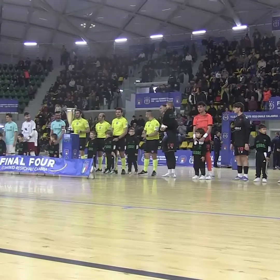 Dopo oltre 10 anni apre ufficialmente il nuovo palazzetto a Lamezia con le finali di Futsal. Il sindaco: «Una perla»