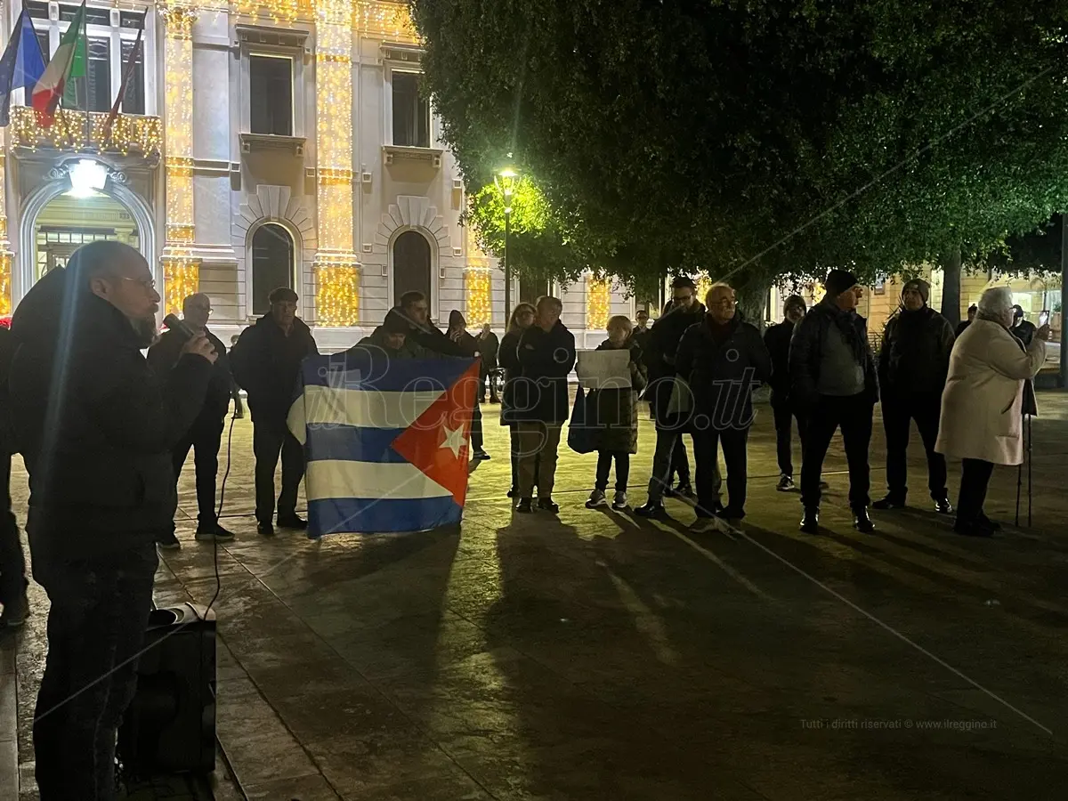 A Reggio un presidio a sostegno del Venezuela, Potere al Popolo: «Gli Stati uniti hanno violato la sovranità di uno Stato. Già 80 le vittime»\n