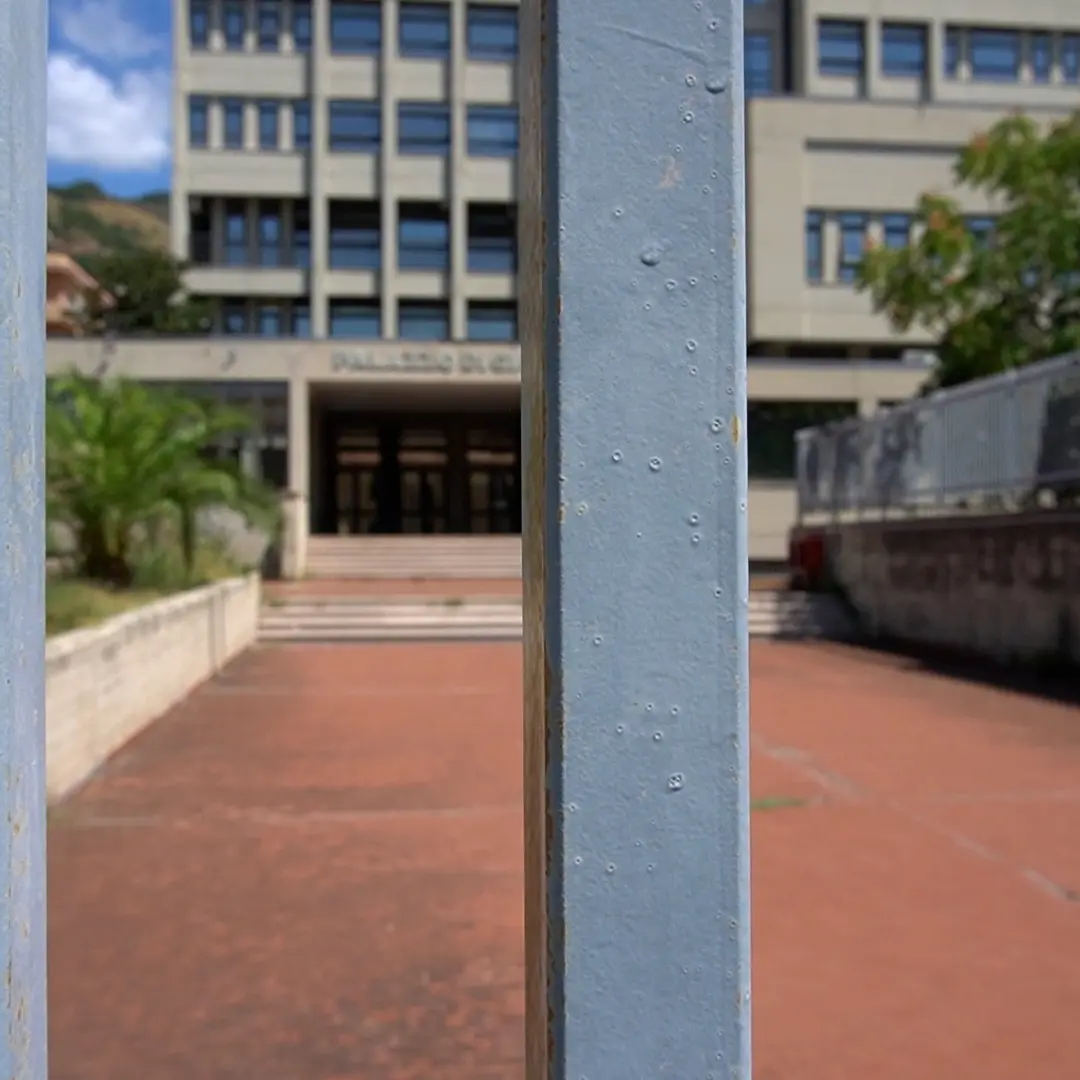 Riviera dei Cedri, azienda condannata a risarcire\u00A0ragazza straniera assunta in nero e licenziata dopo un incidente\n