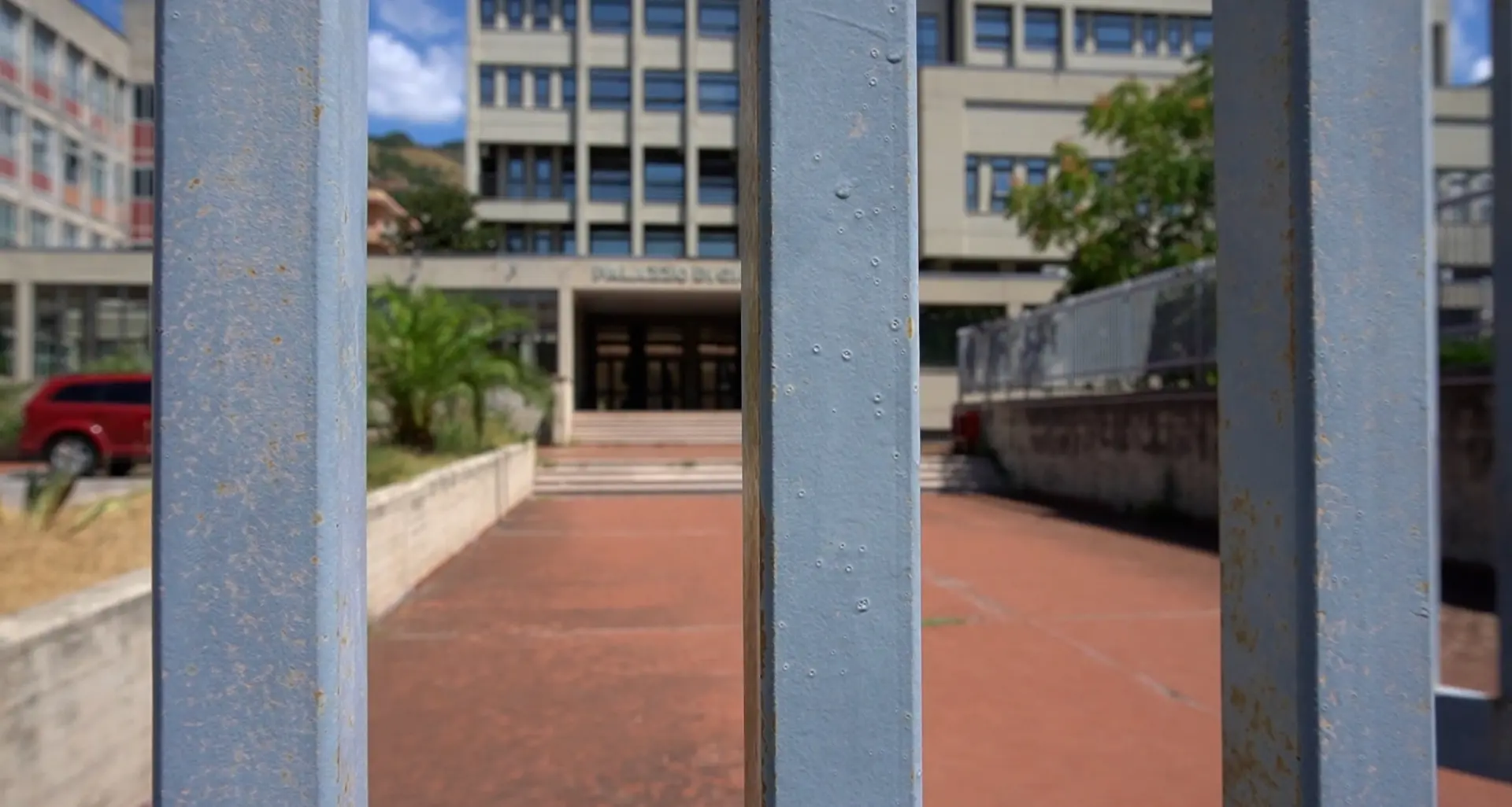 Riviera dei Cedri, azienda condannata a risarcire\u00A0ragazza straniera assunta in nero e licenziata dopo un incidente\n