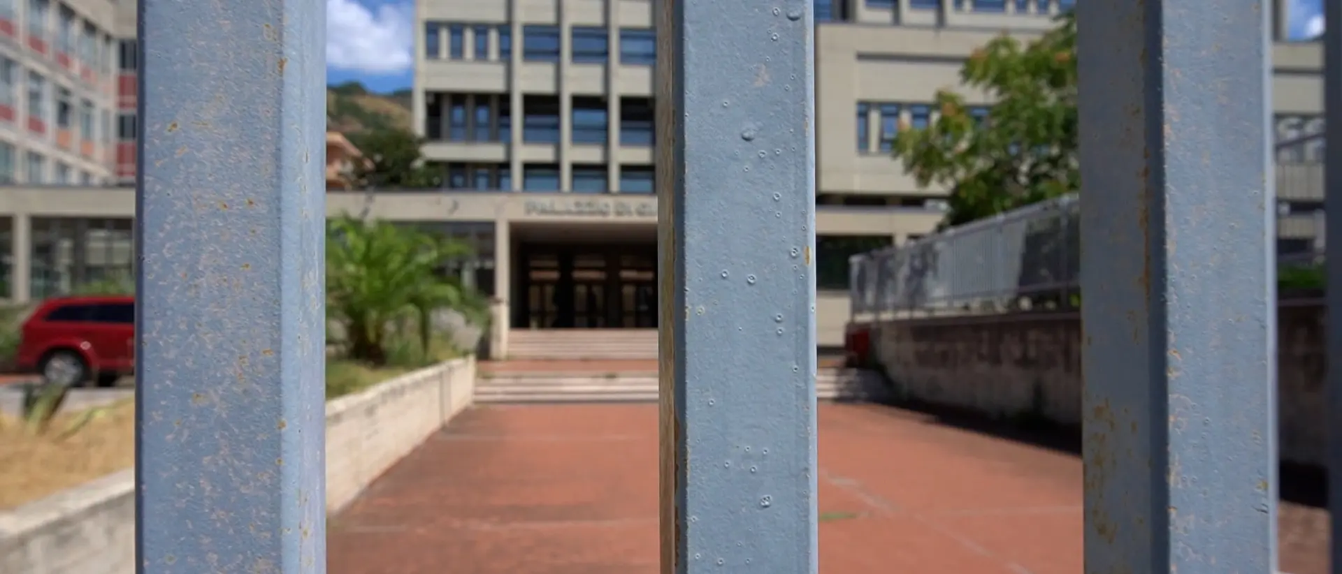 Riviera dei Cedri, azienda condannata a risarcire\u00A0ragazza straniera assunta in nero e licenziata dopo un incidente\n