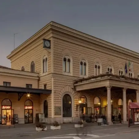Bologna, trovato morto un capotreno di 34 anni alla stazione: è stato accoltellato\n