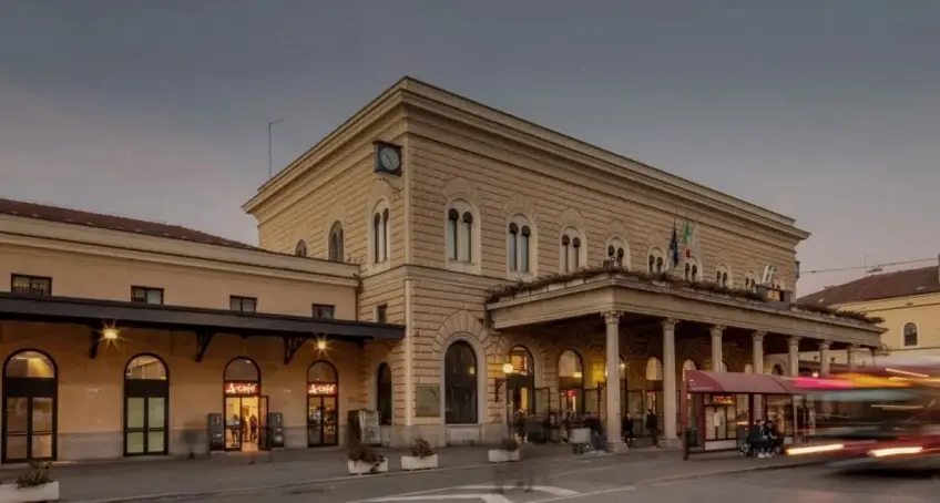 Bologna, trovato morto un capotreno di 34 anni alla stazione: è stato accoltellato\n