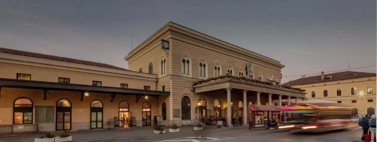 Bologna, trovato morto un capotreno di 34 anni alla stazione: è stato accoltellato\n