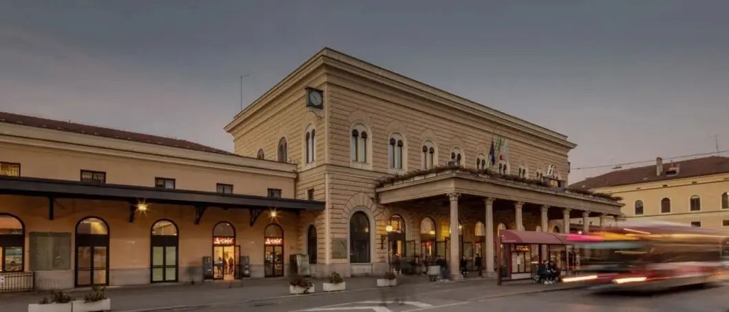 Bologna, trovato morto un capotreno di 34 anni alla stazione: è stato accoltellato\n
