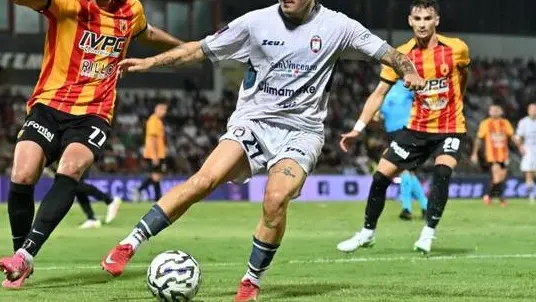 Streghe anche nella nebbia, il Benevento vince a tempo scaduto dopo il vantaggio del Crotone: 2-1\n