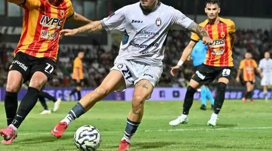 Streghe anche nella nebbia, il Benevento vince a tempo scaduto dopo il vantaggio del Crotone: 2-1\n