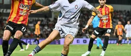 Streghe anche nella nebbia, il Benevento vince a tempo scaduto dopo il vantaggio del Crotone: 2-1\n