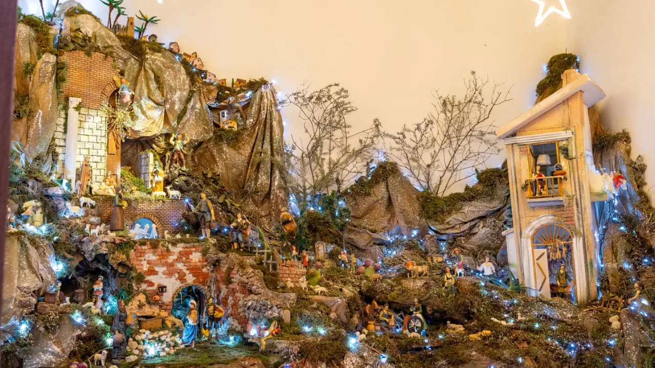 <p>L'opera delle "amiche del presepe"</p>\\n