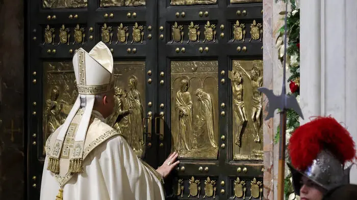 <p>Papa Leone chiude la Porta Santa - foto Ansa</p>\\n , REUTERS