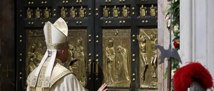Papa Leone chiude la Porta Santa: termina il Giubileo che ha visto arrivare a Roma 33 milioni di pellegrini da tutto il mondo\n