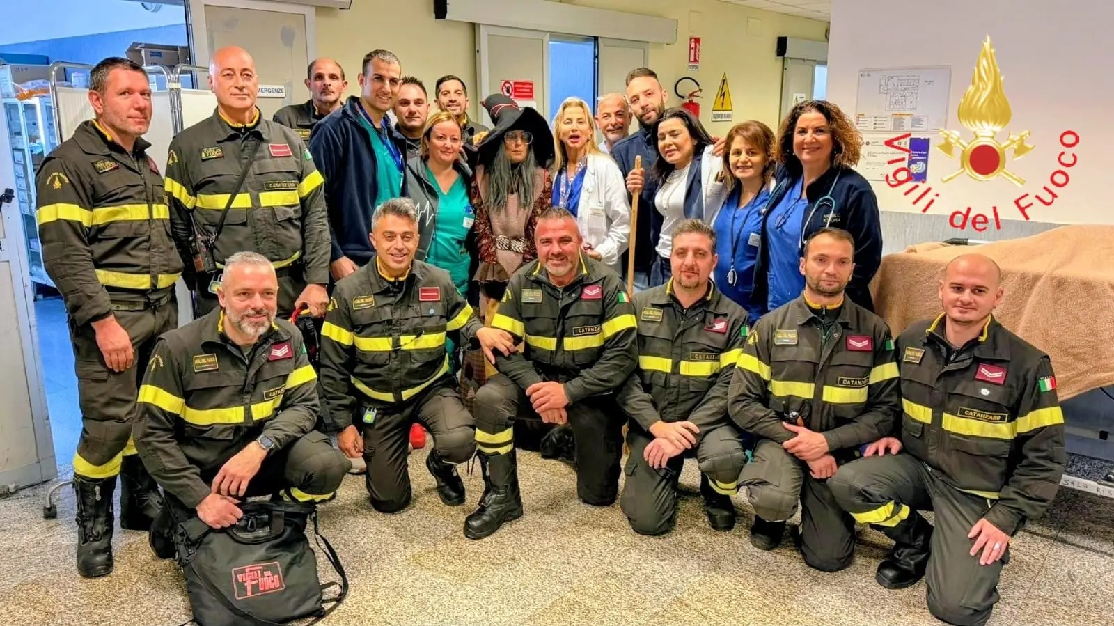Lamezia Terme, la Befana dei Vigili del Fuoco in visita all’Ospedale “Giovanni Paolo II”\n