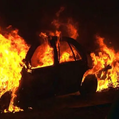Corigliano Rossano, auto distrutta dalle fiamme allo Scalo: quarto episodio in dieci giorni nella città\n
