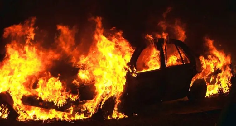 Corigliano Rossano, auto distrutta dalle fiamme allo Scalo: quarto episodio in dieci giorni nella città\n