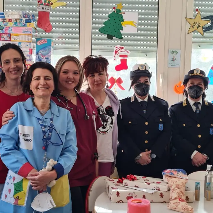 Reggio, la Polizia Locale porta\u00A0doni e\u00A0sorrisi\u00A0ai piccoli pazienti del Gom\n