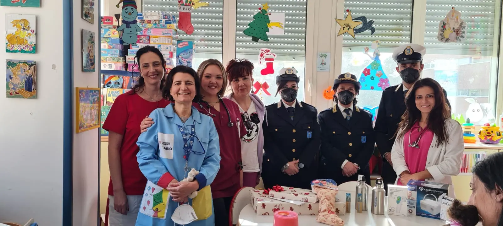 Reggio, la Polizia Locale porta\u00A0doni e\u00A0sorrisi\u00A0ai piccoli pazienti del Gom\n