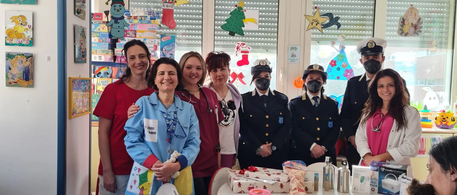 Reggio, la Polizia Locale porta\u00A0doni e\u00A0sorrisi\u00A0ai piccoli pazienti del Gom\n