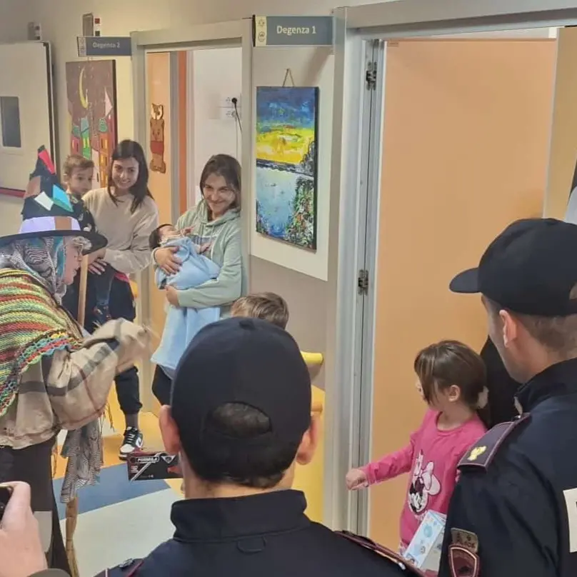 Quando la solidarietà indossa la divisa: la Befana della Polizia incontra i bambini in ospedale\n