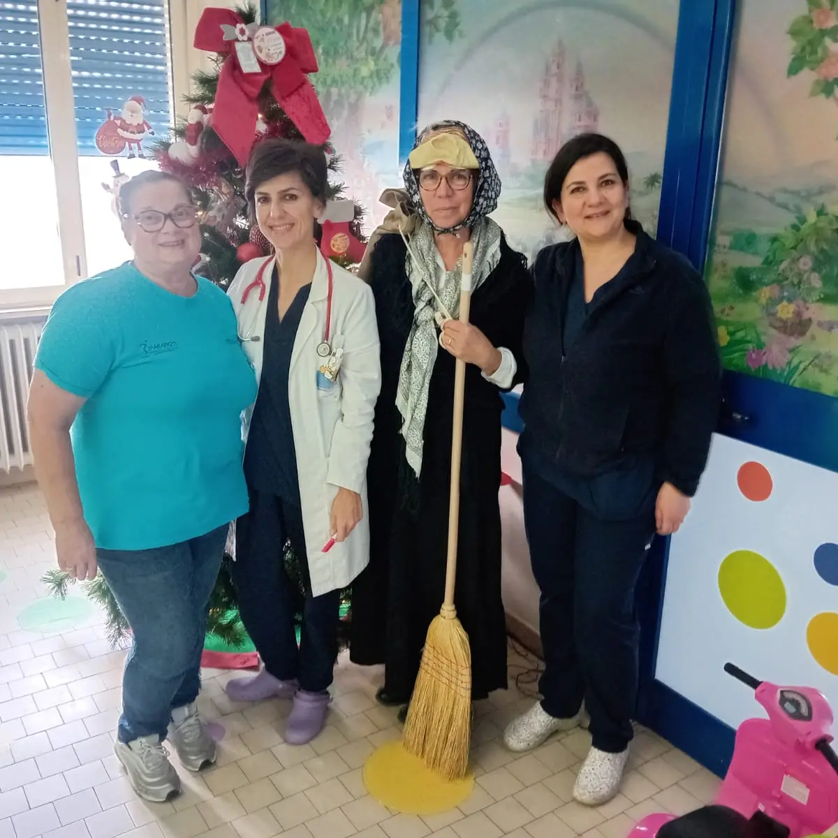 La Befana del CAS \"Mamma Giulia Accoglie\" di Camini visita i piccoli pazienti degli ospedali di Locri e Polistena\n
