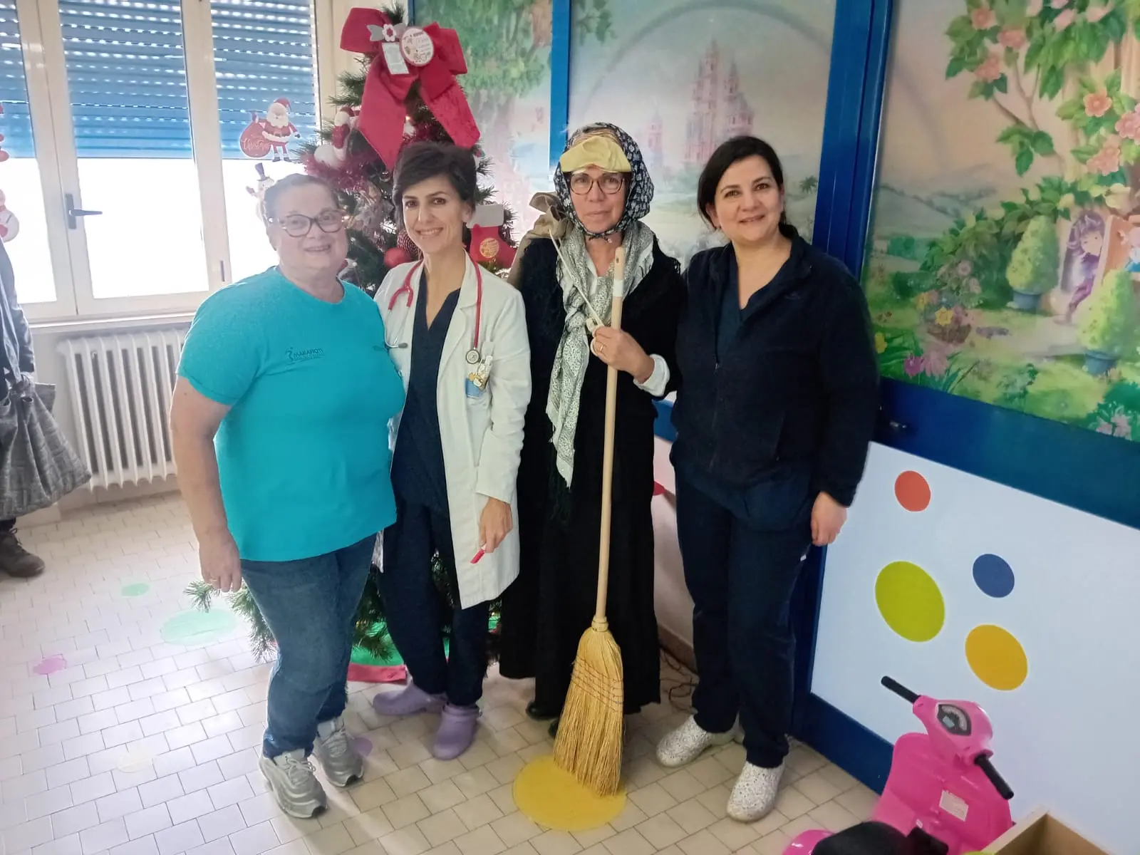 La Befana del CAS \"Mamma Giulia Accoglie\" di Camini visita i piccoli pazienti degli ospedali di Locri e Polistena\n