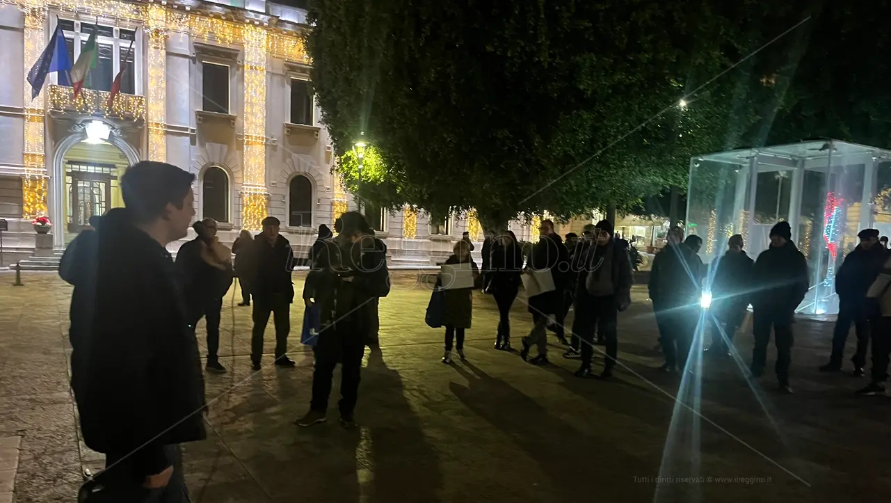 A Reggio un presidio a sostegno del Venezuela, Potere al Popolo: «Gli Stati uniti hanno violato la sovranità di uno Stato. Già 80 le vittime»\n