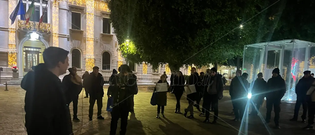 A Reggio un presidio a sostegno del Venezuela, Potere al Popolo: «Gli Stati uniti hanno violato la sovranità di uno Stato. Già 80 le vittime»\n