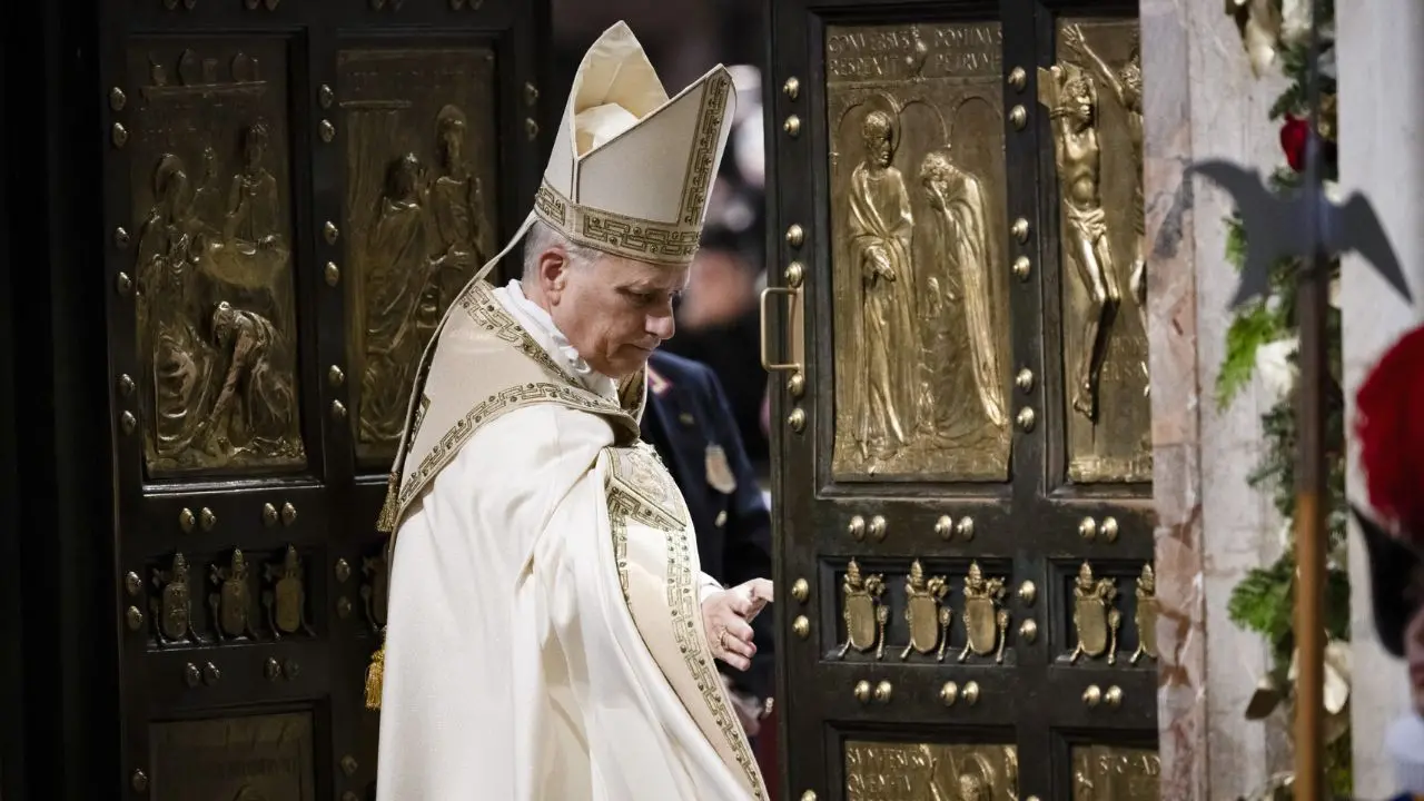 <p>Papa Leone XIV chiude la Porta Santa della Basilica di San Pietro</p>\\n