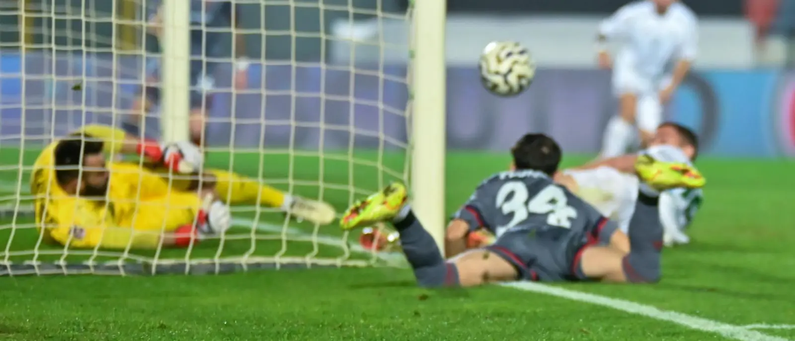 Cosenza, residui di cibo agli arbitri in dei cartoni: multe e squalifiche