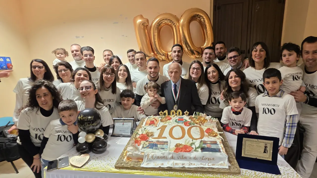 Melicuccà di Dinami in festa per nonno Micu: 4 generazioni celebrano i cento anni di Domenico Sangiuliano\n