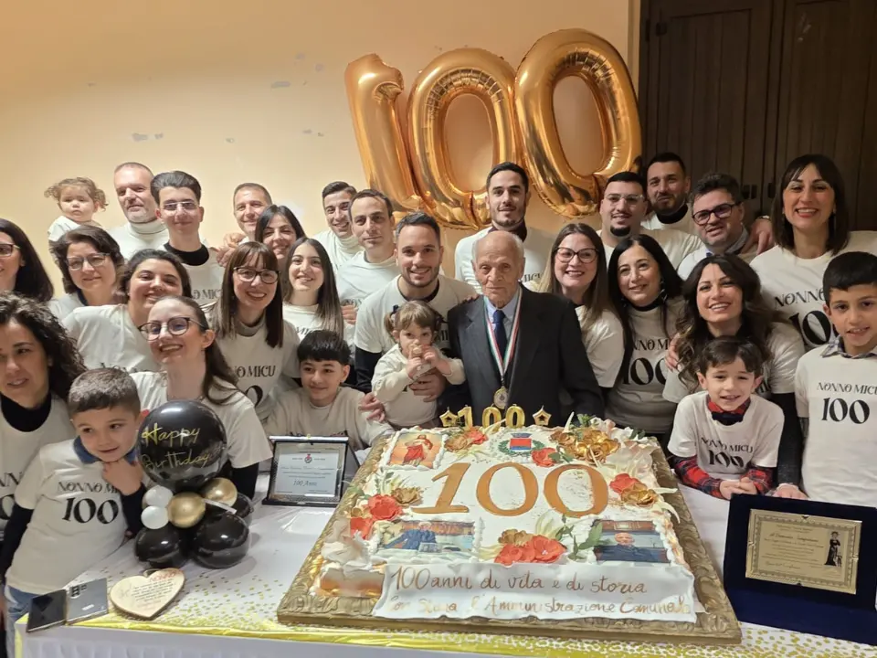 Melicuccà di Dinami in festa per nonno Micu: 4 generazioni celebrano i cento anni di Domenico Sangiuliano