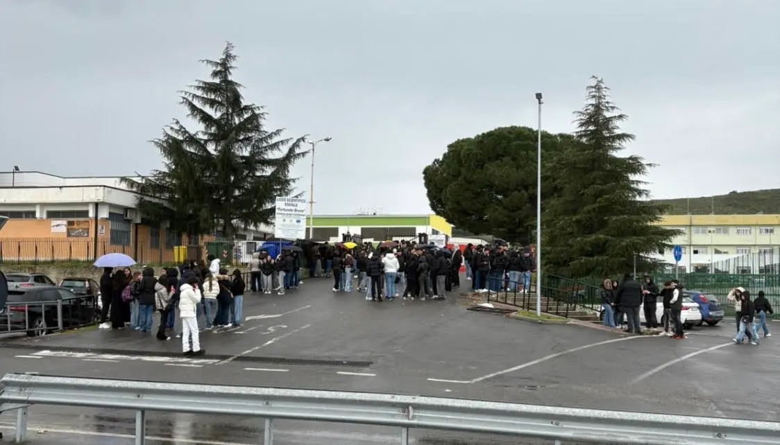 Corigliano, lavori a rilento nel Polo liceale. La protesta degli studenti: «Vogliamo le nostre aule»\n