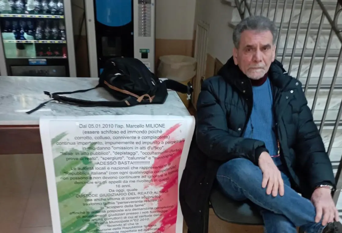 Sedici anni senza risposte, Federico Luca si incatena davanti al municipio di Rossano\n