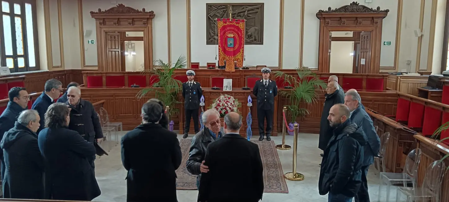 Oggi l’addio ad Aurelio Chizzoniti, aperta la camera ardente a Palazzo San Giorgio\n