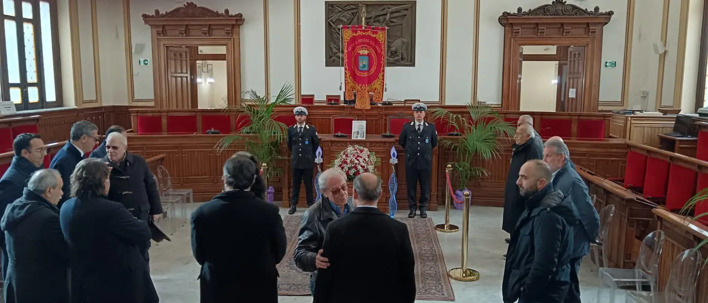 Oggi l’addio ad Aurelio Chizzoniti, aperta la camera ardente a Palazzo San Giorgio\n