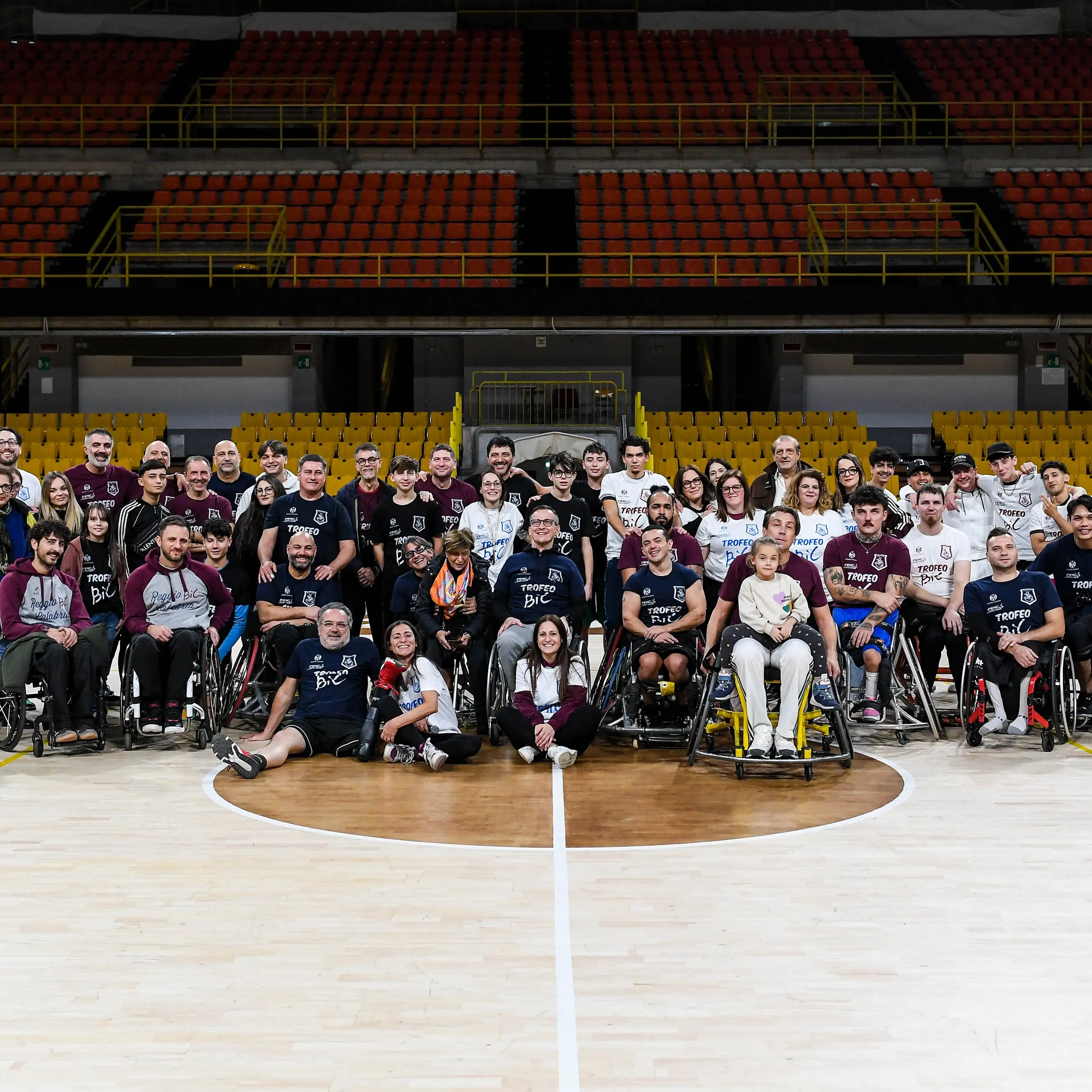 Trofeo BiC, il Palacalafiore si accende: ruote sul parquet, vecchie glorie e giovani insieme per i 10 anni della squadra reggina\n