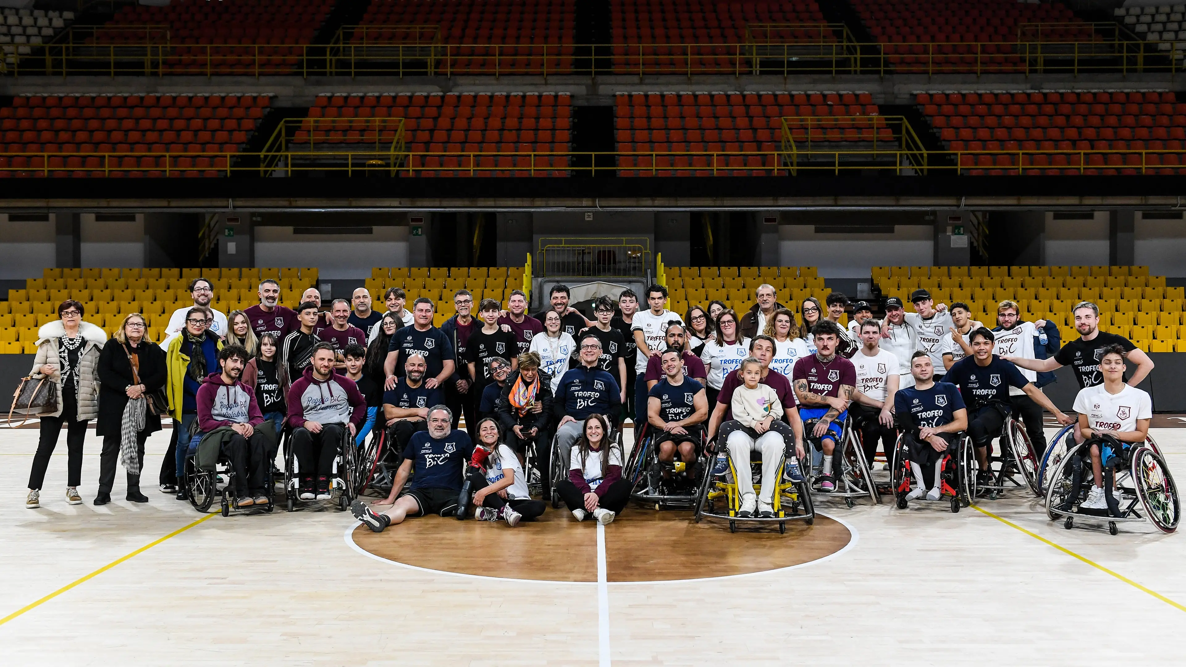 Trofeo BiC, il Palacalafiore si accende: ruote sul parquet, vecchie glorie e giovani insieme per i 10 anni della squadra reggina\n