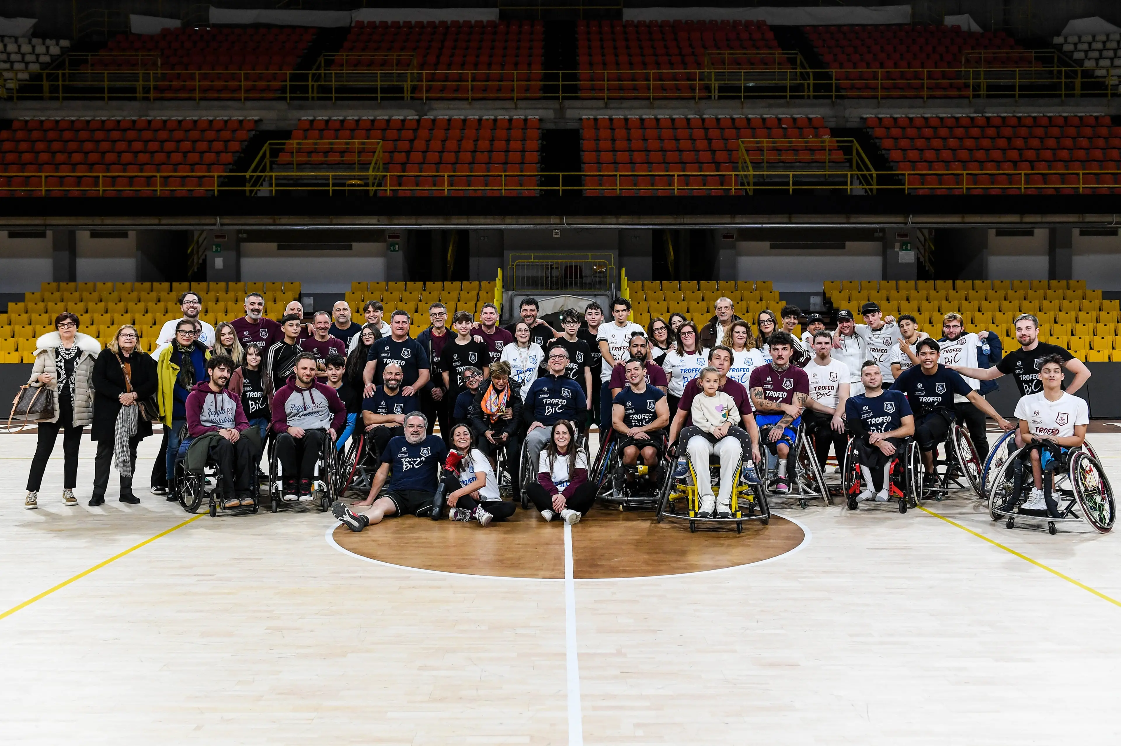 Trofeo BiC, il Palacalafiore si accende: ruote sul parquet, vecchie glorie e giovani insieme per i 10 anni della squadra reggina\n