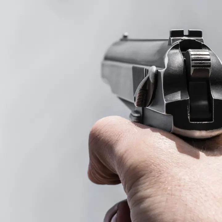 Lamezia, colpi di pistola\u00A0sparati contro le pareti interne di una scuola: indagini in corso