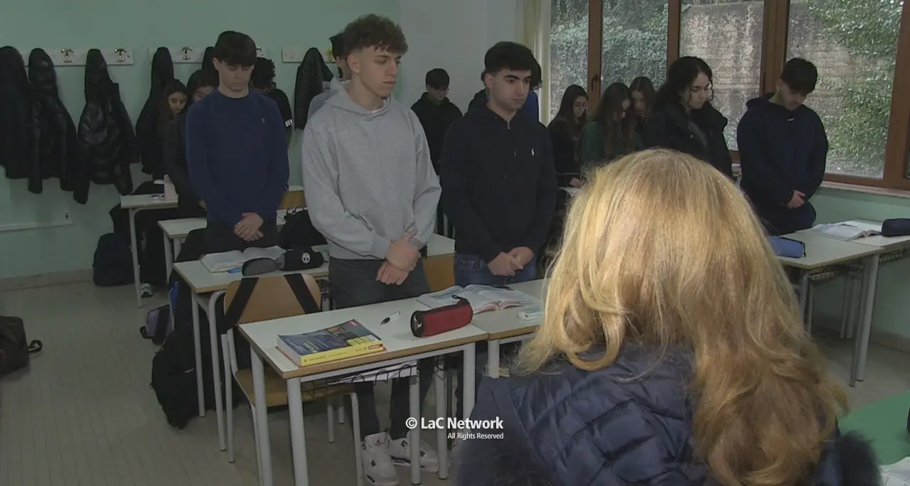 Strage di Crans-Montana, anche in Calabria un minuto di silenzio nelle scuole: «Inopportuno colpevolizzare i ragazzi»\n
