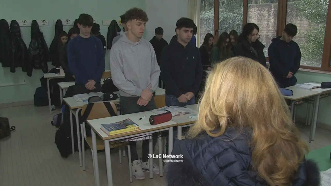 Strage di Crans-Montana, anche in Calabria un minuto di silenzio nelle scuole: «Inopportuno colpevolizzare i ragazzi»\n