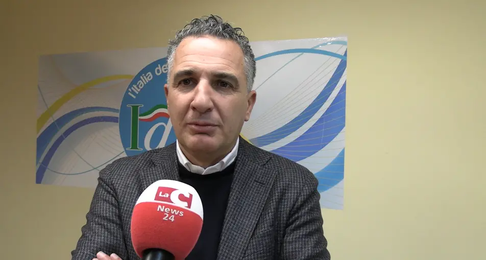 Aggressione a Orlandino Greco, l’ex sindaco di Castrolibero: «Un pugno in faccia alla comunità»\n