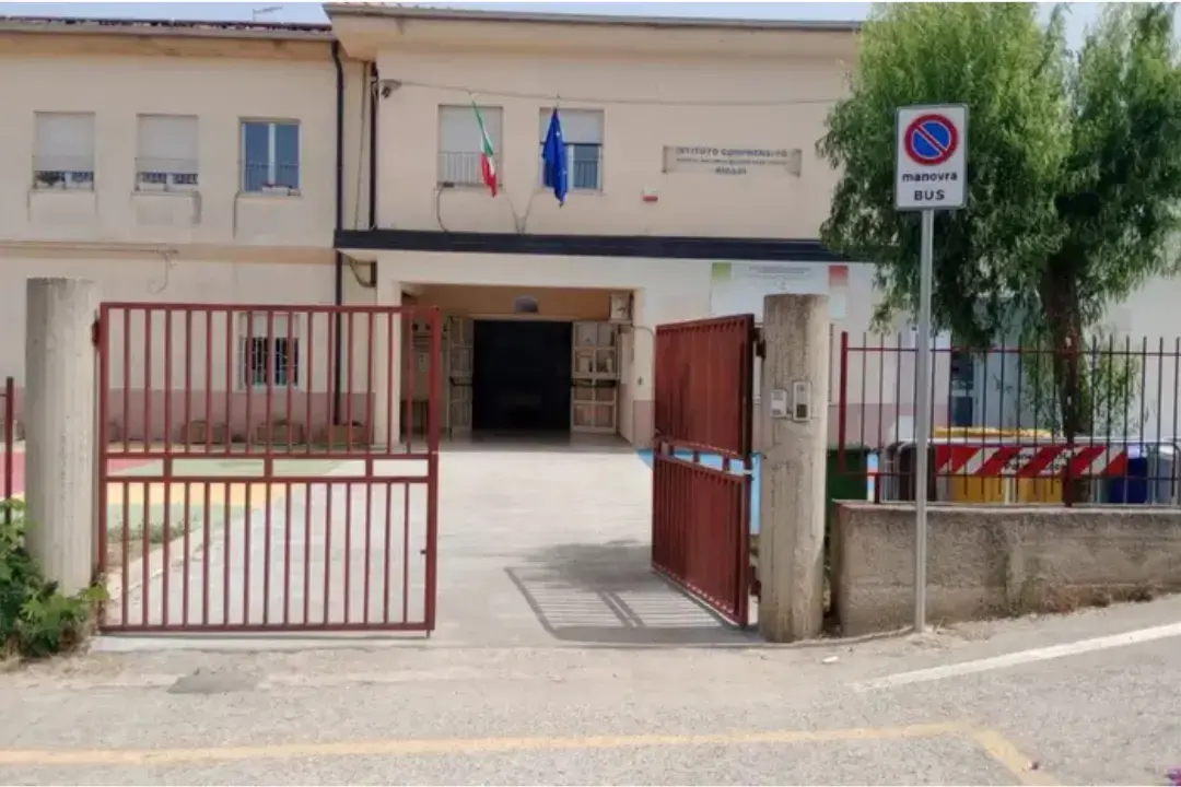 Ricadi, chiuso un piano della scuola di Santa Domenica, l’opposizione accusa: «Cinque anni persi e studenti lasciati senza sicurezza»\n