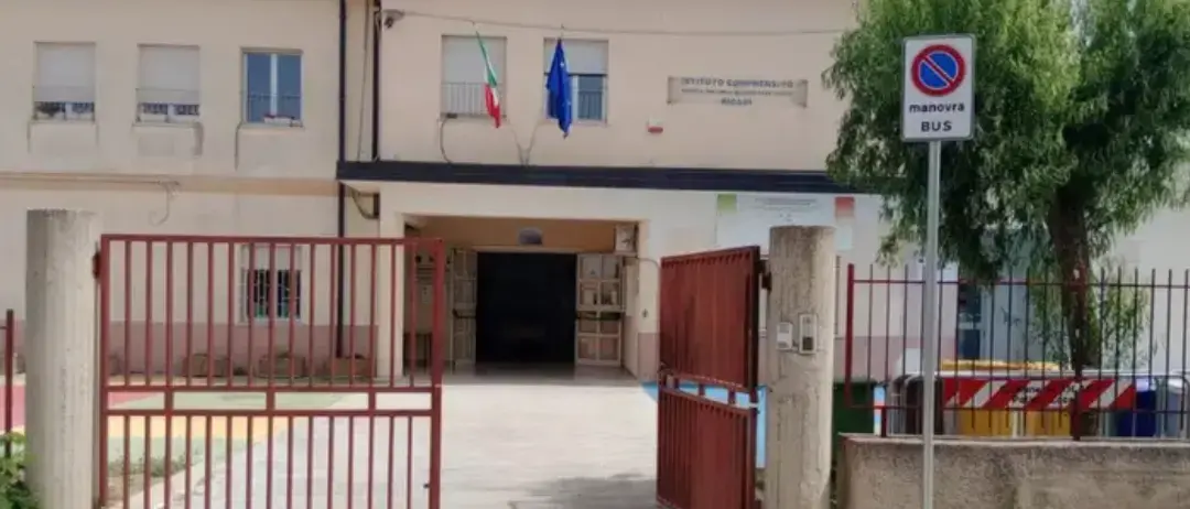 Ricadi, chiuso un piano della scuola di Santa Domenica, l’opposizione accusa: «Cinque anni persi e studenti lasciati senza sicurezza»\n