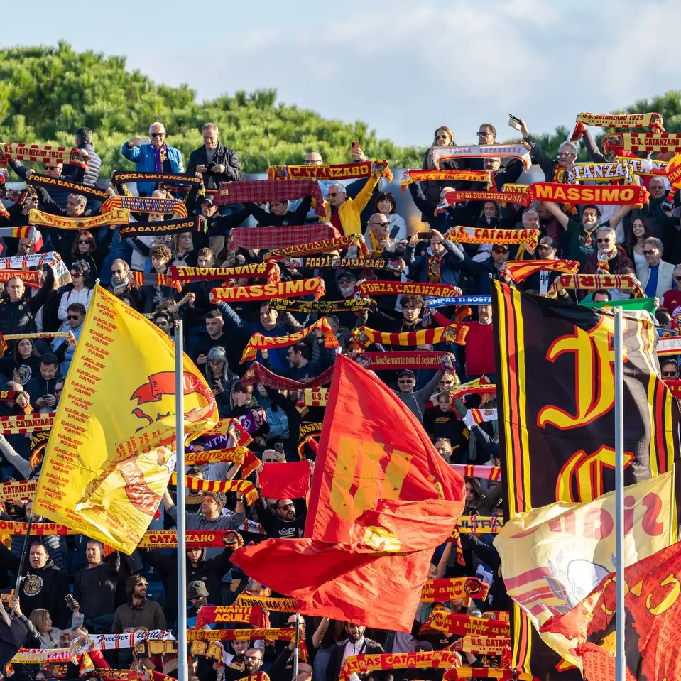 Il Catanzaro non cammina mai da solo, i mille posti riservati agli ospiti occupati\u00A0in poche ore per il big match contro il Frosinone\n